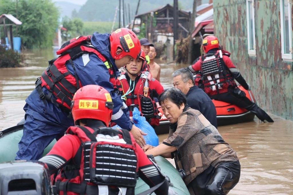 8月4日，在黑龍江省尚志市一面坡鎮(zhèn)萬山村，哈爾濱市森林消防支隊的消防員在解救被困村民。新華社發(fā)