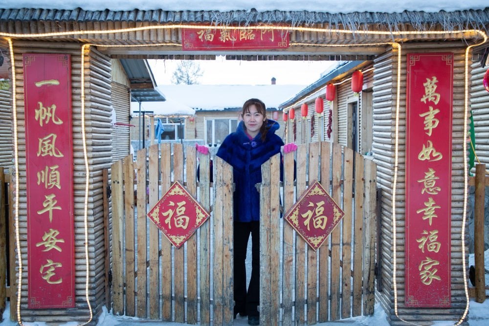 北極村民宿經(jīng)營者史瑞娟在門前迎候入住的游客（2023年1月7日攝）。