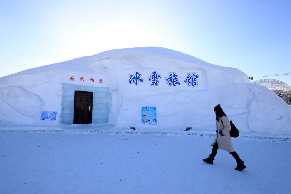 游客從北極村冰雪旅館的一個房間前走過（2018年1月31日攝）。