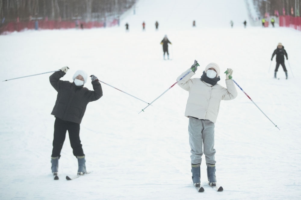 游客在北極村滑雪場內(nèi)體驗(yàn)滑雪（2023年1月7日攝）。