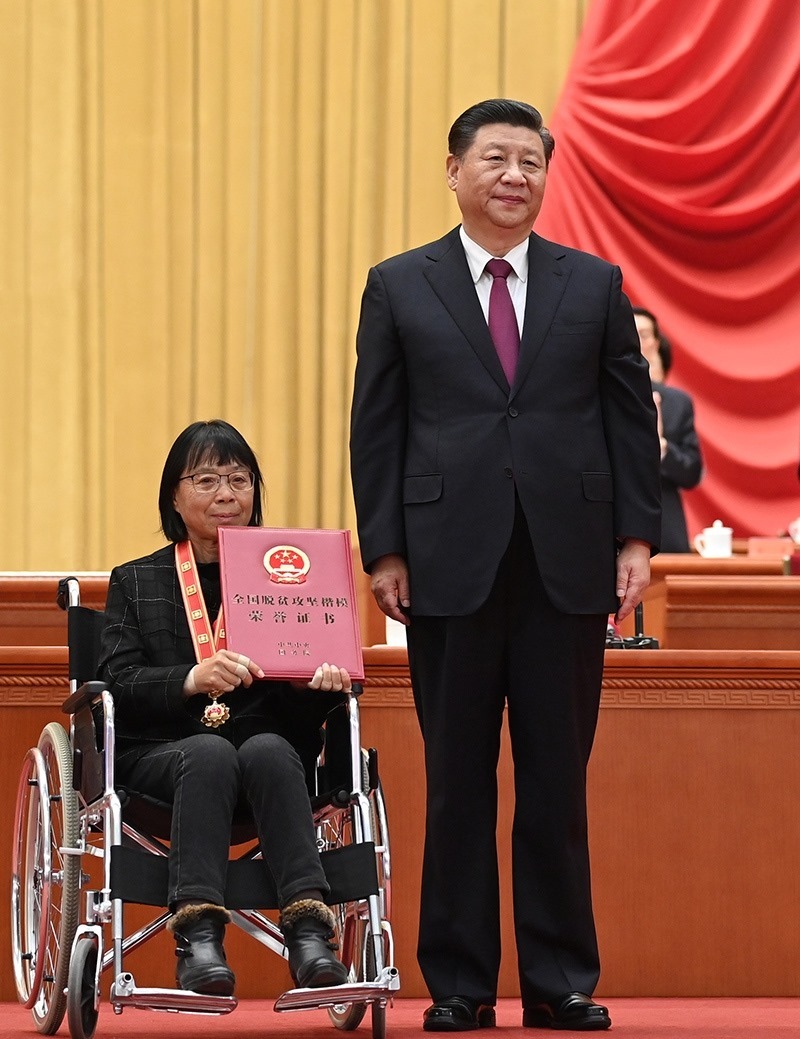 2021年2月25日，全國脫貧攻堅總結(jié)表彰大會在北京人民大會堂隆重舉行。習(xí)近平為全國脫貧攻堅楷模榮譽稱號獲得者張桂梅頒獎。