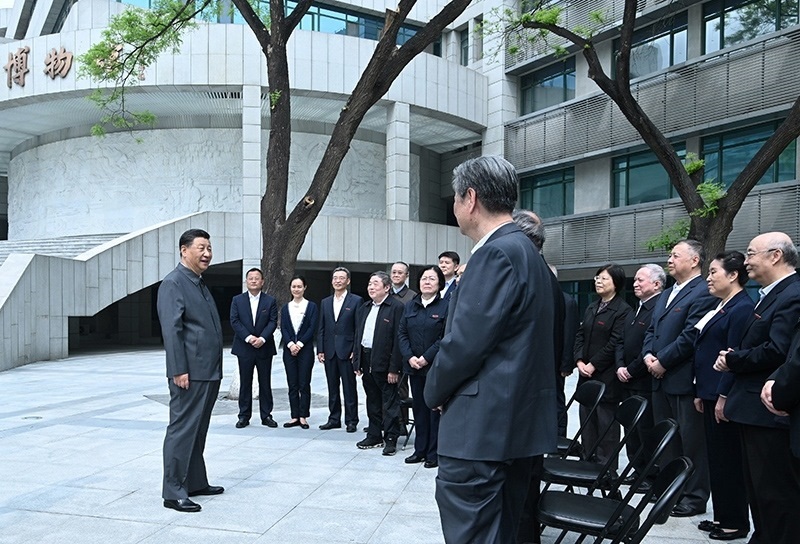 2022年4月25日，習(xí)近平總書記來到中國人民大學(xué)考察調(diào)研，在博物館門前廣場上，同老教授、老專家和中青年骨干教師代表親切交談。