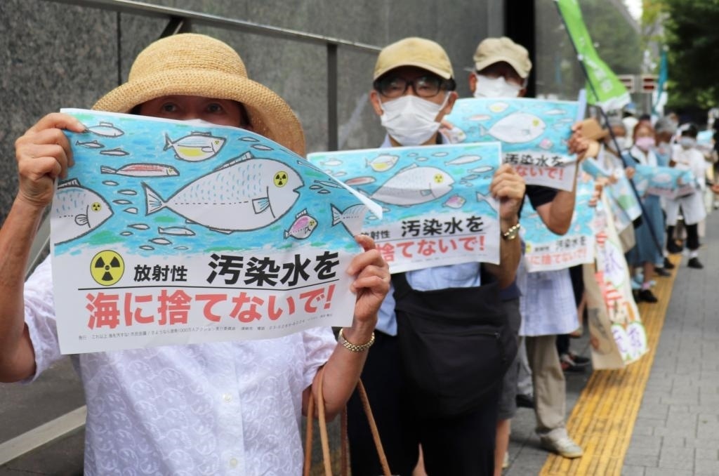 8月24日，日本民眾手持“不要將污染水扔進(jìn)大海”等標(biāo)語(yǔ)在東京電力公司總部前集會(huì)，抗議日本政府和東電公司無(wú)視民意啟動(dòng)核污染水排海。新華社記者楊光攝
