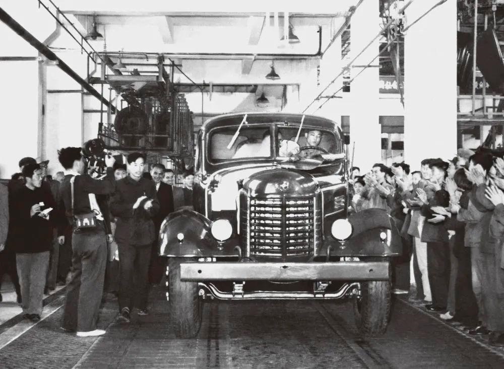 △1956年7月13日，第一輛解放牌汽車駛下裝配線。