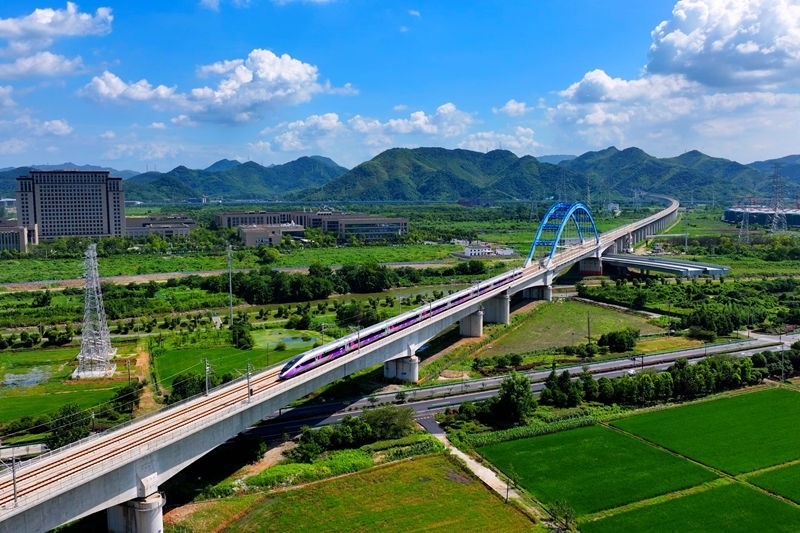 復(fù)興號(hào)亞運(yùn)智能動(dòng)車組列車。上海鐵路局融媒體中心供圖