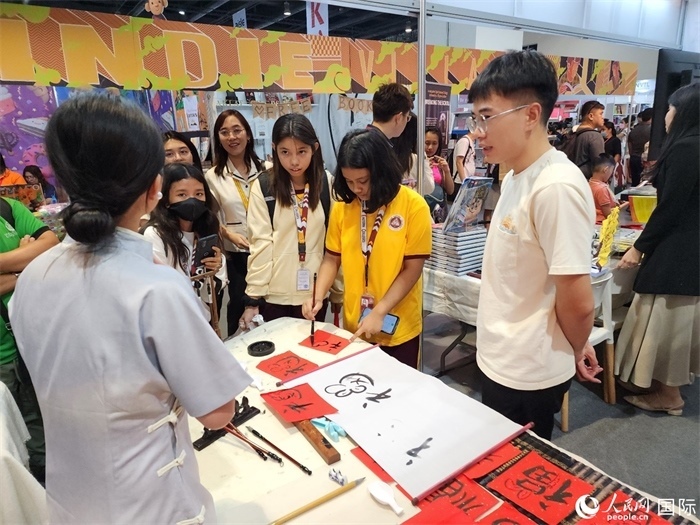 中國(guó)圖書(shū)展亮相第43屆菲律賓馬尼拉國(guó)際書(shū)展。人民網(wǎng)記者 樊帆攝