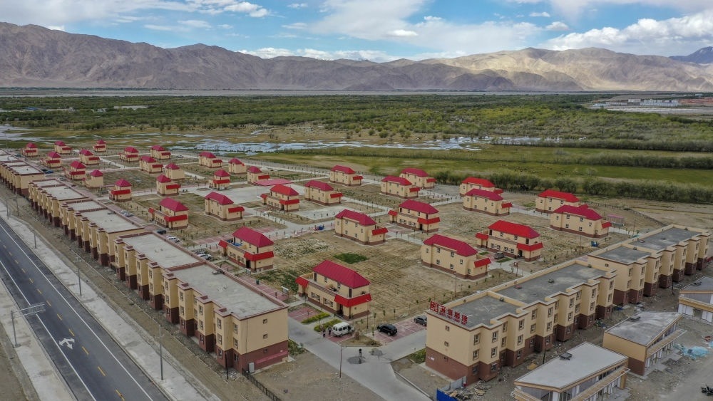 這是由深圳援疆修建的新疆塔什庫(kù)爾干塔吉克自治縣一處安置小區(qū)（2019年7月9日攝，無(wú)人機(jī)照片）。新華社記者 胡虎虎 攝