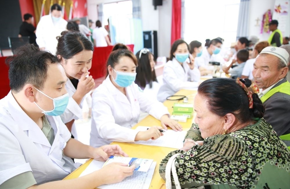 浙江省醫(yī)療援疆?？坡?lián)盟赴阿克蘇地區(qū)溫宿縣博孜墩鄉(xiāng)開展健康宣教和義診活動(dòng)（2023年7月11日攝）。新華社發(fā)