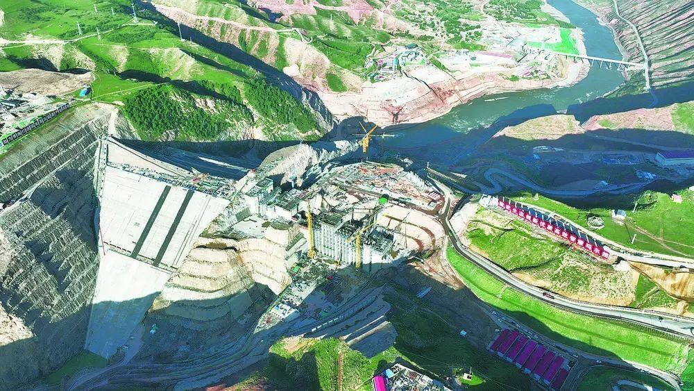 瑪爾擋水電站項目建設(shè)現(xiàn)場。國家能源集團青?，敔枔跛娬竟﹫D