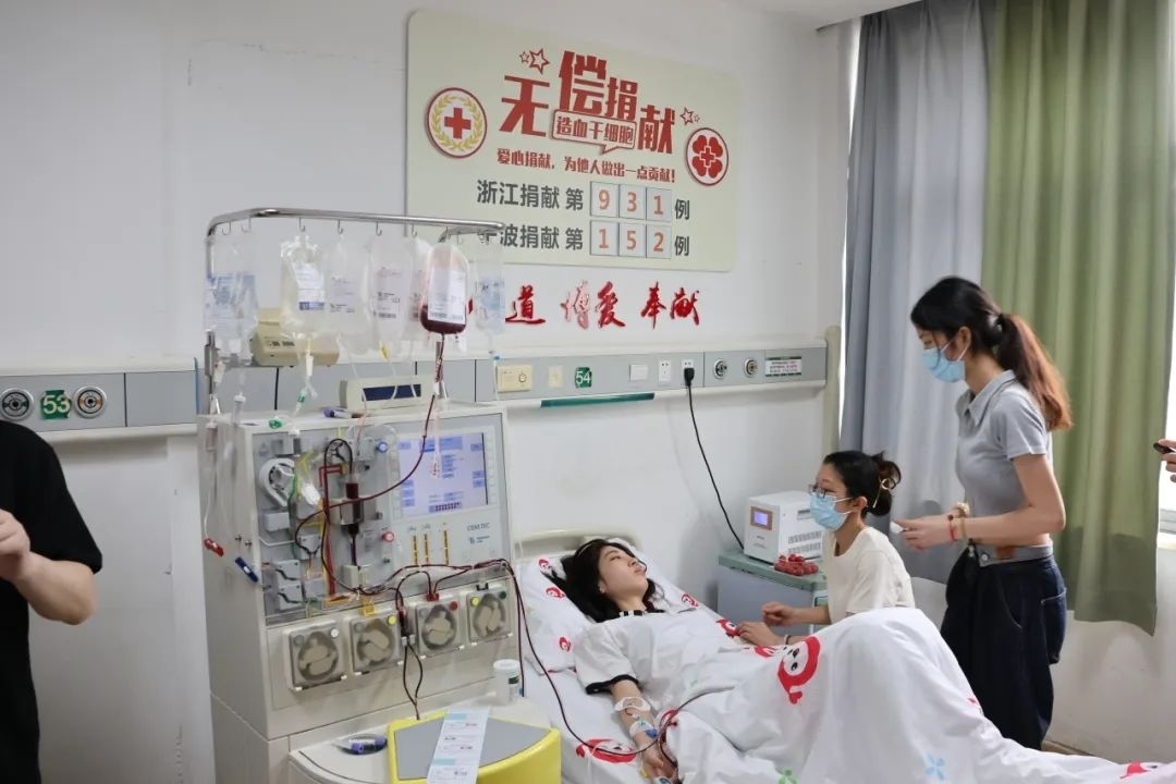 陸冰冰（右三）捐獻(xiàn)185毫升造血干細(xì)胞。受訪者供圖