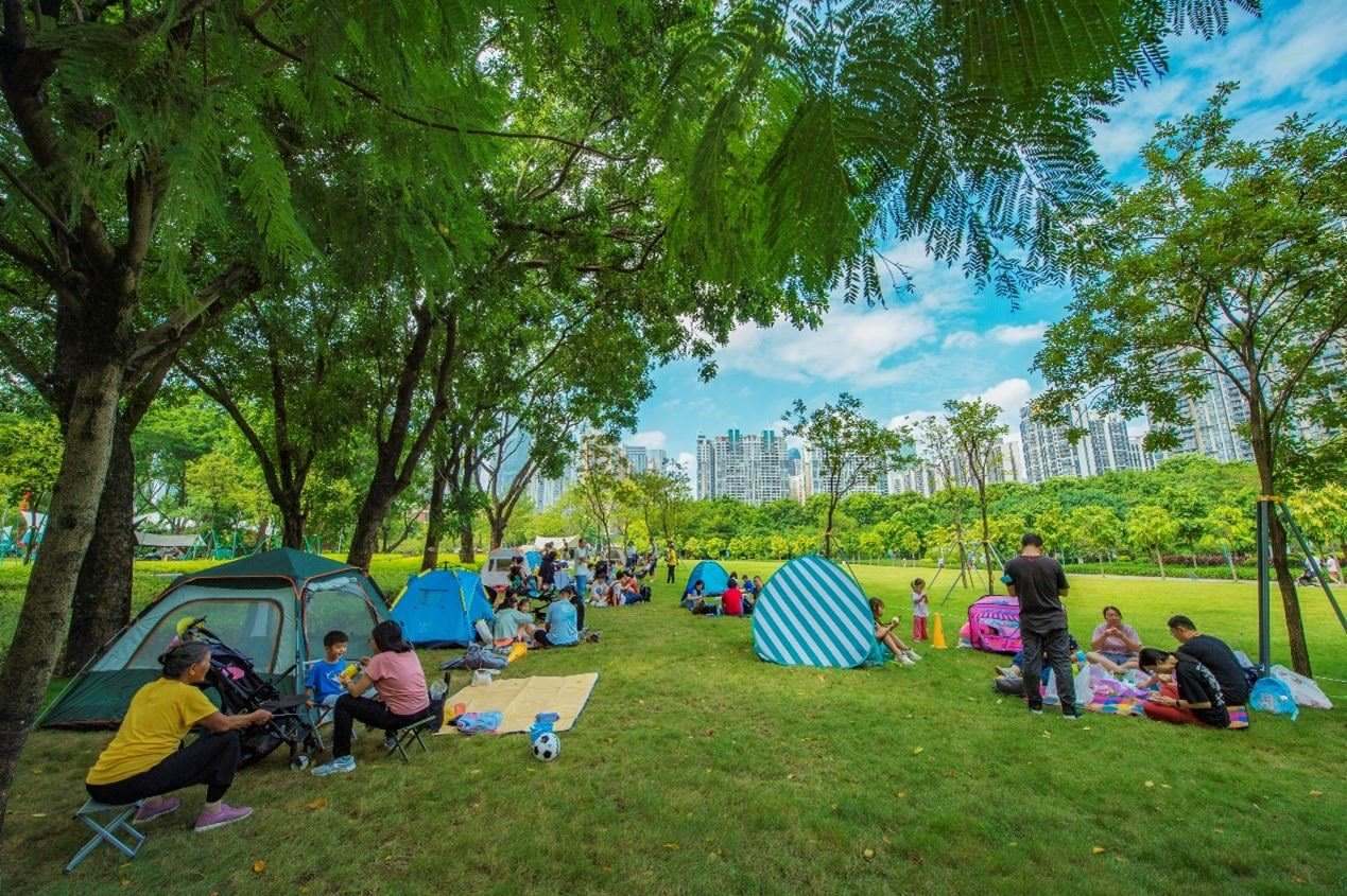 珠江公園內(nèi)，居民們正露營休憩。受訪者供圖