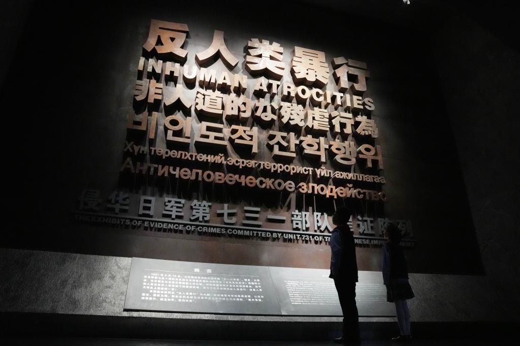 9月18日，青少年在侵華日軍第七三一部隊(duì)罪證陳列館內(nèi)參觀。新華社記者 王建威 攝