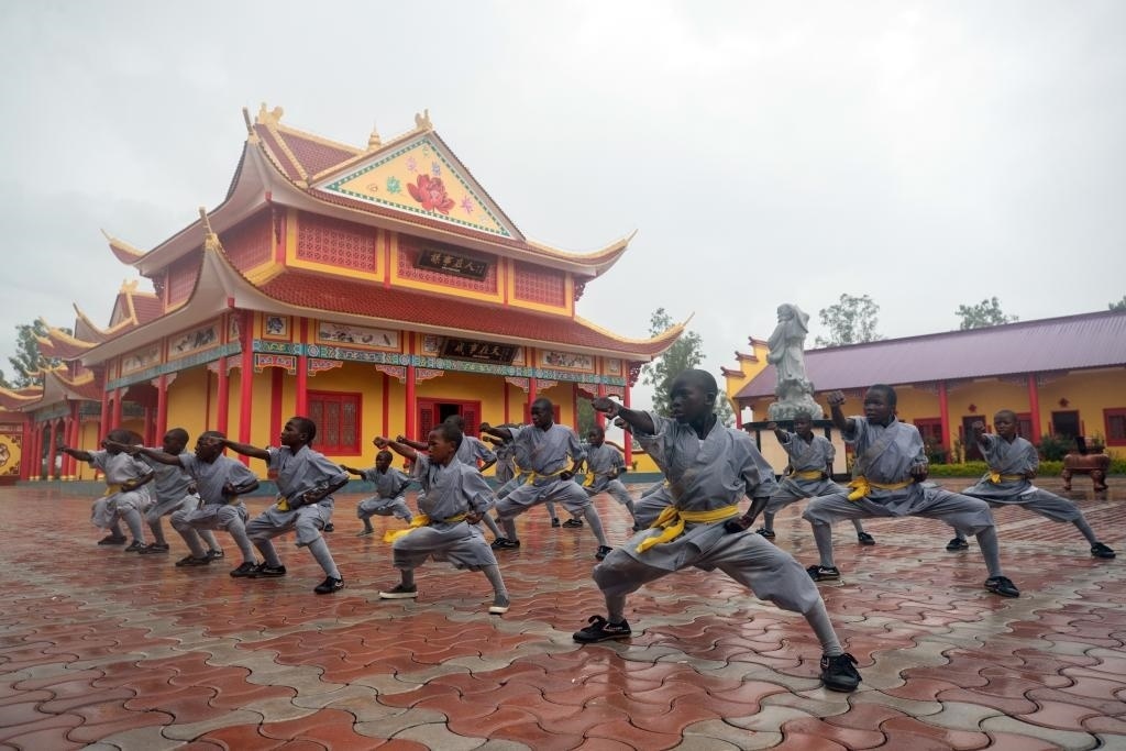 1月21日，在位于贊比亞首都盧薩卡市郊區(qū)的少林寺文化中心，學員練習中國功夫。