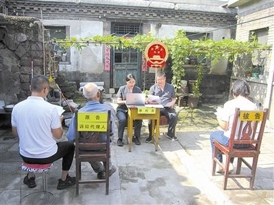 圖②：法庭在農(nóng)家小院開(kāi)展巡回審判。