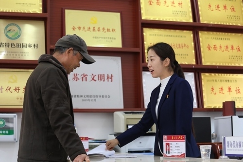 李敏在雙蕩村便民服務大廳接待前來辦理業(yè)務的村民。受訪者供圖