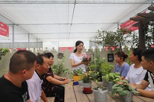 李敏向村民講授花木直播經(jīng)驗。受訪者供圖