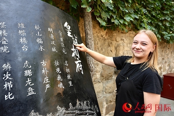 選手金雪花（波蘭）在古堡內(nèi)留影。人民網(wǎng) 盧鵬宇攝