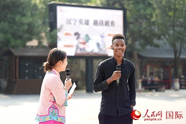 選手王安（乍得）挑戰(zhàn)“漢字英雄·越戰(zhàn)越勇”游戲。人民網(wǎng) 盧鵬宇攝