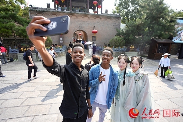 兩對(duì)雙胞胎偶遇合影。人民網(wǎng) 盧鵬宇攝