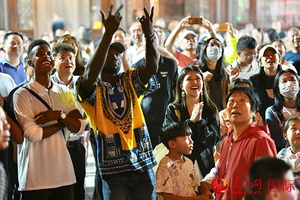 選手體驗古城巡游。人民網(wǎng) 盧鵬宇攝