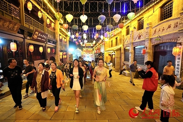 選手體驗古城巡游。人民網(wǎng) 盧鵬宇攝