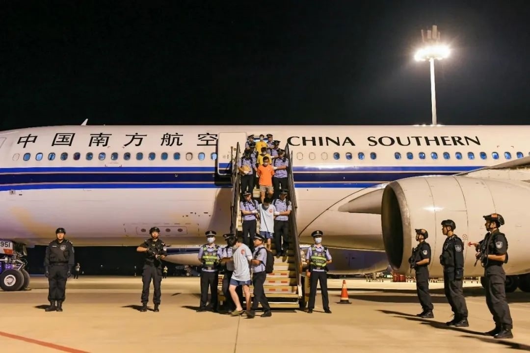 153名實施跨境裸聊敲詐的犯罪嫌疑人從印度尼西亞被押解回國。公安部供圖