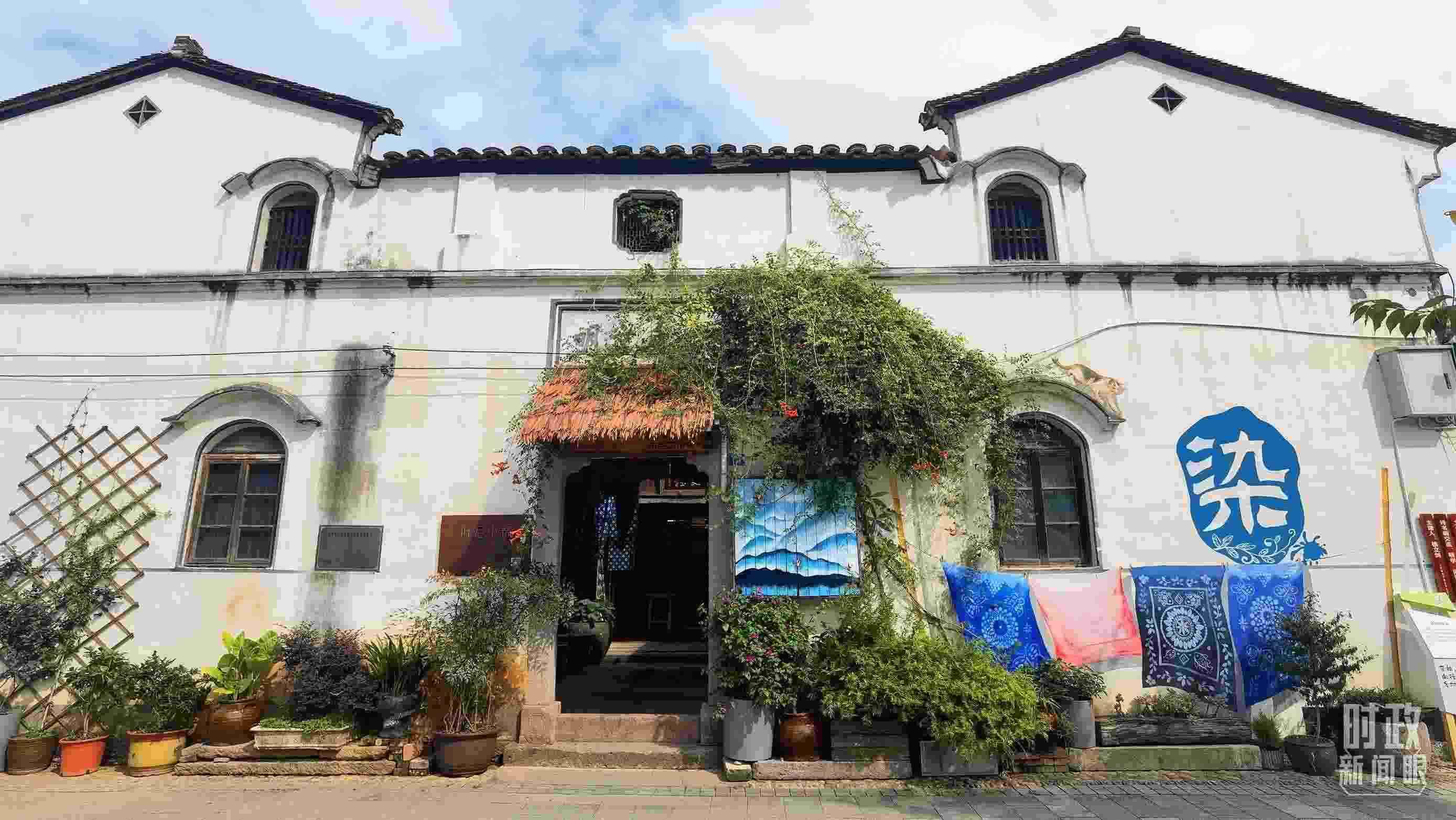 △李祖村的藝術(shù)染坊。（總臺(tái)央視記者周志國(guó)拍攝）