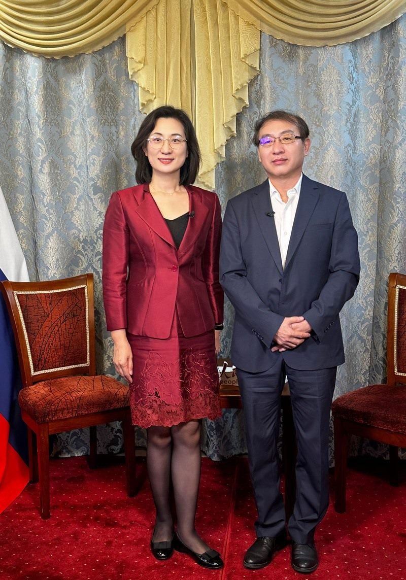人民網(wǎng)黨委委員、副總編輯孫海峰（左一）專訪崔少純總領(lǐng)事。人民網(wǎng)記者 馬天翼攝