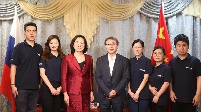 中國駐葉卡捷琳堡總領(lǐng)事崔少純與人民網(wǎng)采訪組合影。