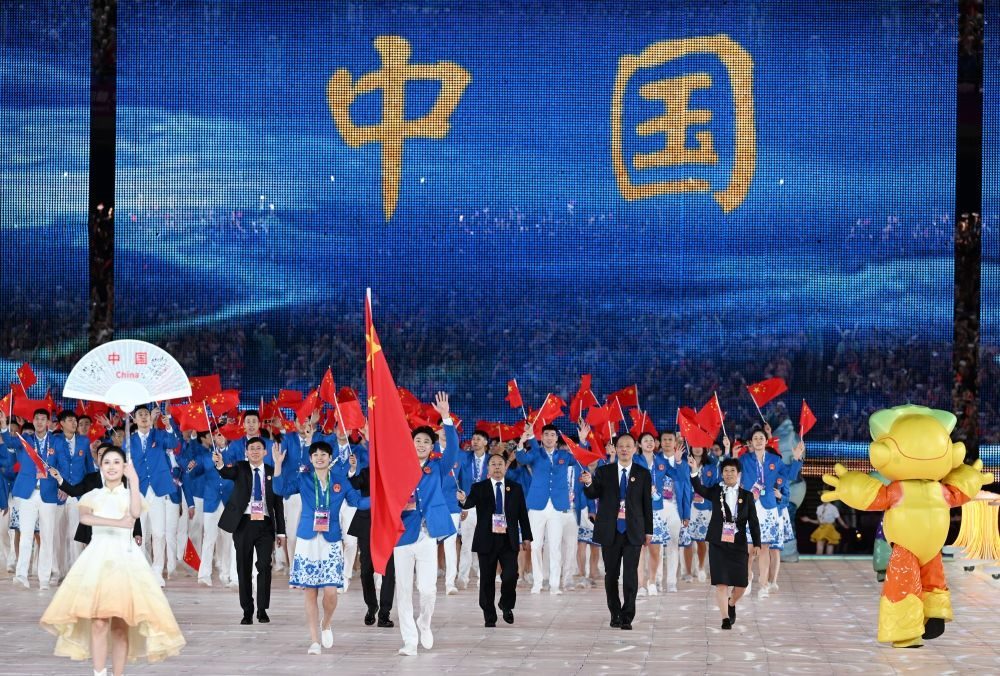 中國代表團在開幕式上入場。