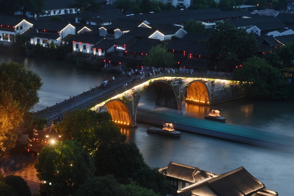 一艘貨船經過京杭大運河杭州段的標志性建筑拱宸橋。
