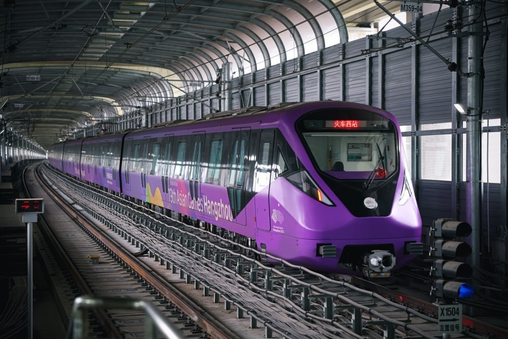 從杭州火車西站出發(fā)，地鐵19號線貫穿杭州火車東站、杭州蕭山機場，“亞運號”地鐵專列運行在這條線路上。