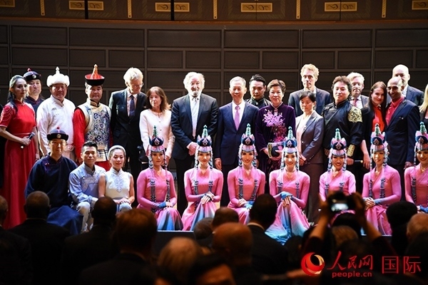 中國駐瑞典大使崔愛民夫婦與演職人員及部分來賓合影留念。人民網(wǎng)記者 殷淼攝