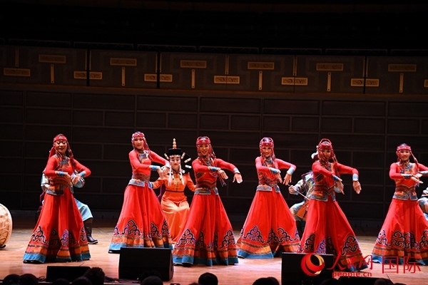 內(nèi)蒙古藝術(shù)劇院表演的《草原頌》劇照。人民網(wǎng)記者 殷淼攝