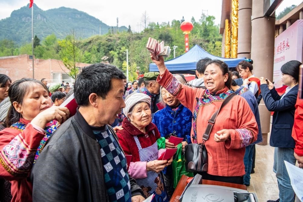 4月13日，在華溪村第五屆分紅大會上，村民在排隊領(lǐng)取分紅。新華社記者 唐奕 攝