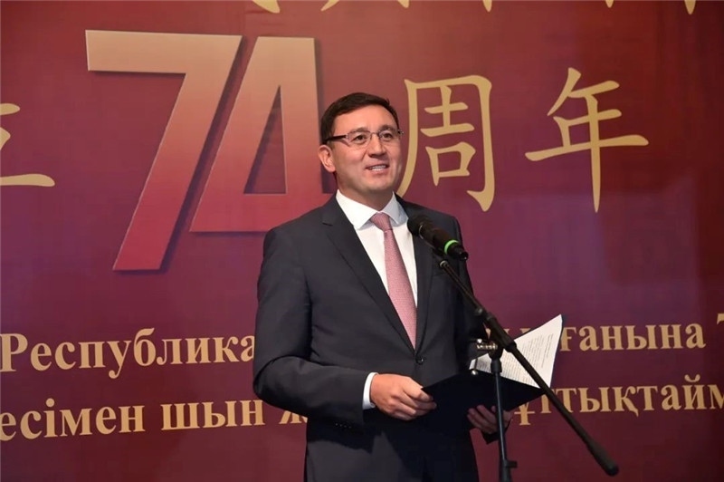 圖為哈外交部駐阿市代表布列格諾夫致辭。駐阿拉木圖總領(lǐng)館供圖