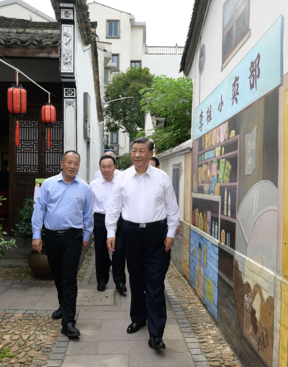 20日上午，習(xí)近平在金華市義烏市后宅街道李祖村考察。