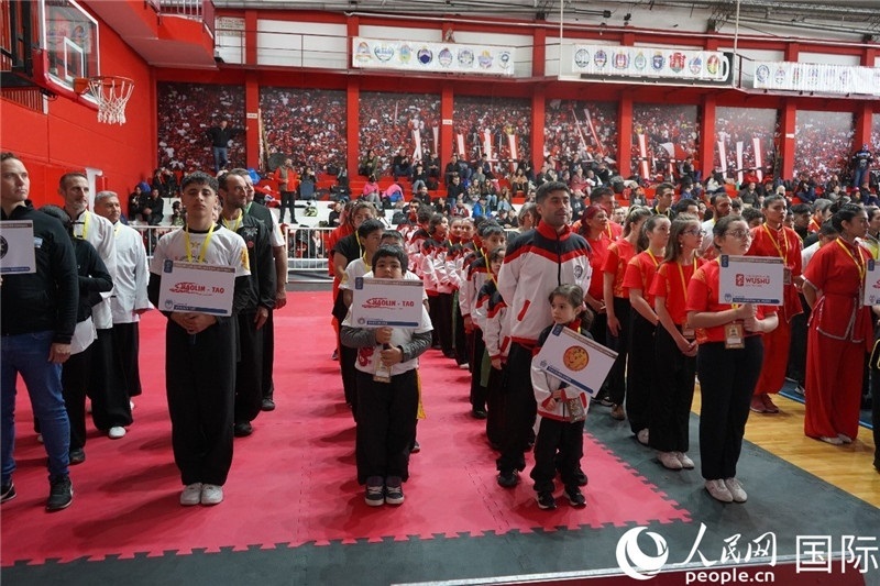 圖為開幕式現(xiàn)場運動員入場儀式。人民網(wǎng)記者 許放攝