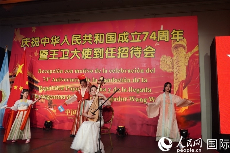 圖為招待會(huì)現(xiàn)場(chǎng)中國(guó)傳統(tǒng)樂(lè)器演奏和舞蹈展示。人民網(wǎng)記者 許放攝