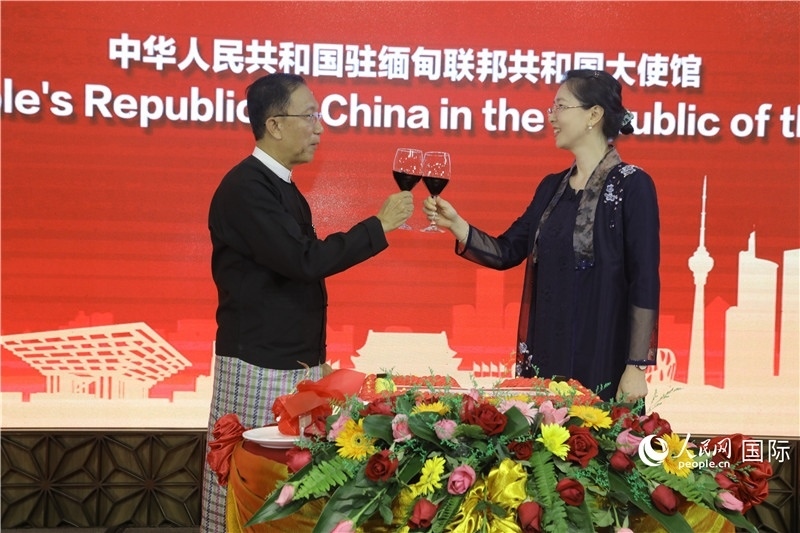 圖為曹靜臨時代辦與溫欣副總理祝酒。人民網(wǎng)記者 謝佳君攝
