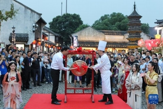 9月27日拍攝的2023年南翔國(guó)潮大會(huì)暨第十七屆上海南翔小籠文化展開(kāi)幕儀式現(xiàn)場(chǎng)。