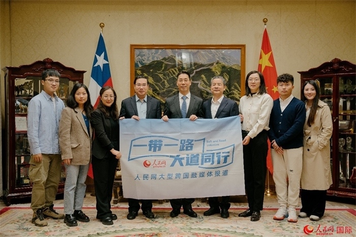 牛清報(bào)大使（中）與人民網(wǎng)、人民日?qǐng)?bào)社記者合影。 人民網(wǎng)記者 張若涵攝