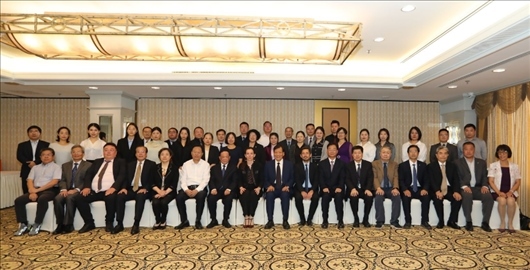 參會(huì)嘉賓合影留念。主辦方供圖