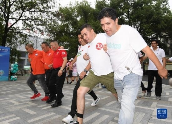 9月28日，在柯橋柯亭社區(qū)，各民族居民參加趣味運動會。