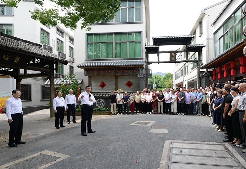 2023年9月20日，習(xí)近平在浙江省金華市義烏市后宅街道李祖村考察時，同群眾親切交流。