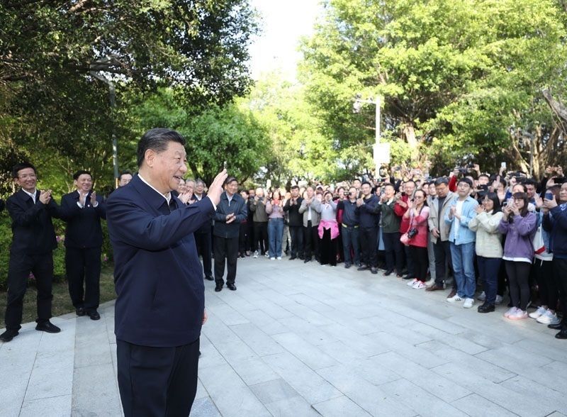 2021年3月24日，習(xí)近平在福建省福州市福山郊野公園考察時，向市民們招手致意。