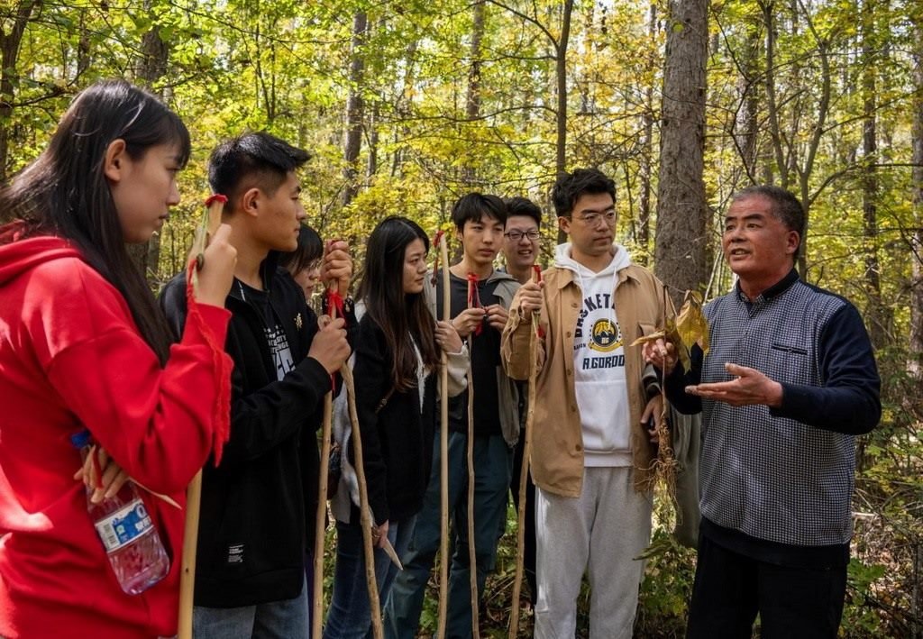 魏本勝為清華大學(xué)同學(xué)介紹長白山人參文化。嚴磊攝