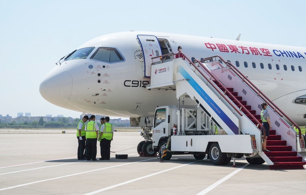 在上海虹橋國際機(jī)場停機(jī)坪拍攝的C919飛機(jī)（5月28日攝）。新華社記者 丁汀 攝