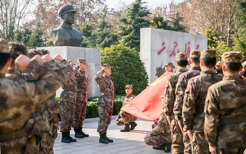 2018年12月14日，陸軍第71集團軍某合成旅王杰生前所在連官兵組織黨員重溫入黨誓詞