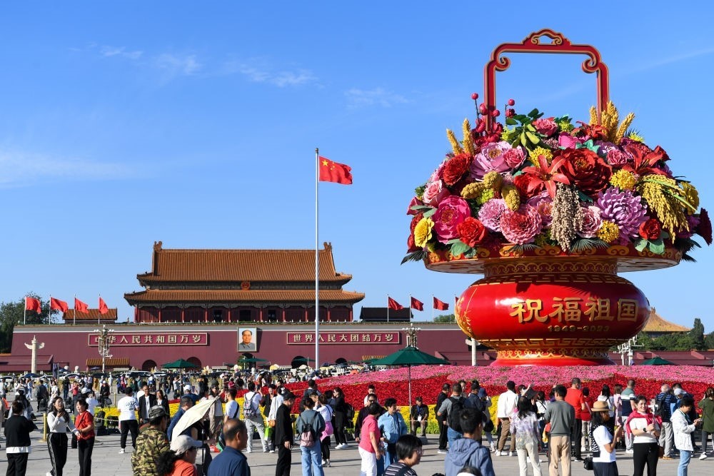 9月27日，市民游客在天安門廣場參觀“祝福祖國”巨型花籃。新華社記者 鞠煥宗 攝